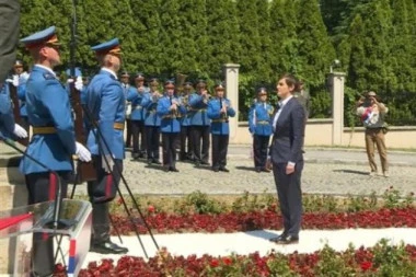 OBELEŽEN DAN BORCA! Brnabićeva i Dačić položili vence na spomenik "Poziv na ustanak"! SVE SE ORILO OD "HEJ SLOVENI"!