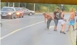 (VIDEO) BRUTALNA TUČA NA BANJICI! Sve se odigralo nasred ulice, letele i SEKIRE!