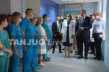 (VIDEO) PREDSEDNIK VUČIĆ U POSETI SPECIJALNOJ BOLNICI  "SVETI SAVA": Plašim se da novi talas korone stiže pre jeseni!