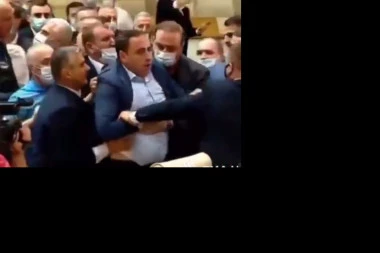 (VIDEO) SEVALE PESNICE U GRUZIJSKOM PARLAMENTU! Poslanici se tukli zbog GEJEVA i smrti brutalno pretučenog snimatelja na LGBT skupu!