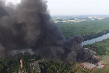 (VIDEO) POŽAR U FABRICI PLASTIKE U BRČKOM: Zacrnelo se nebo od dima, POVREĐENO VIŠE LJUDI