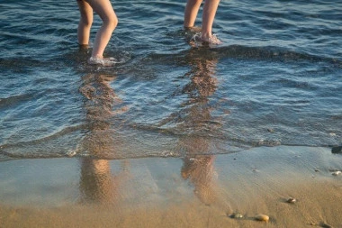 Srbin uživao sa porodicom na plaži u Grčkoj, pa ugledao sumnjivog čoveka! Kada je pogledao šta je bacio u kantu za smeće, odmah je pozvao policiju!