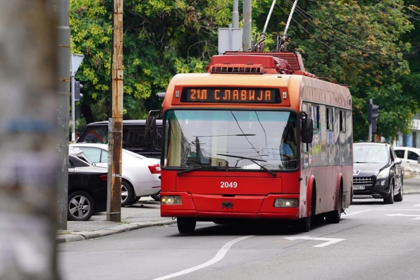 UŽAS U BEOGRADU! Zapalio se trolejbus u centru grada, putnici IZJURILI iz vozila!