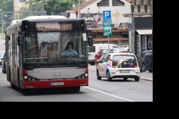 AUTOBUSU GRADSKOG PREVOZA OTPAO TOČAK PA SE ZAKUCAO U AUTOMOBIL: Jeziva saobraćajna nesreća u Beogradu