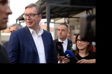 (FOTO) VUČIĆ SE ZAHVALIO NA GOSTOPRIMSTVU: Ne znam ništa o rakiji, ali znam da pravite najbolju!