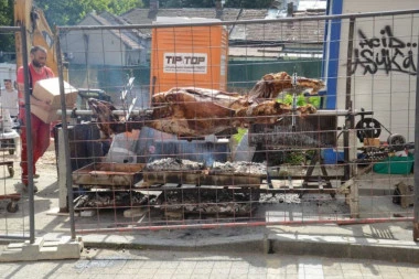 (FOTO/VIDEO) NE, OČI VAS NE VARAJU! OVI LJUDI PEKU VOLA U CENTRU BEOGRADA: Pogledajte neverovatnu scenu na GRADILIŠTU!