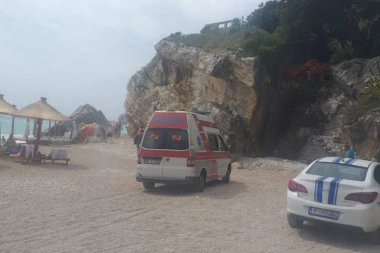 NEMAC STRADAO NA PLAŽI CRNOGORSKOG TAJKUNA U BUDVI: Plivao uprkos upozorenjima, UBILI GA TALASI