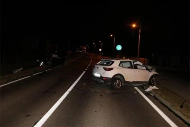 NEVEROVATNA SCENA U BEOGRADU: Stefanu pukla guma, dok je otišao po novu neko mu RAZVALIO AUTO! (FOTO)