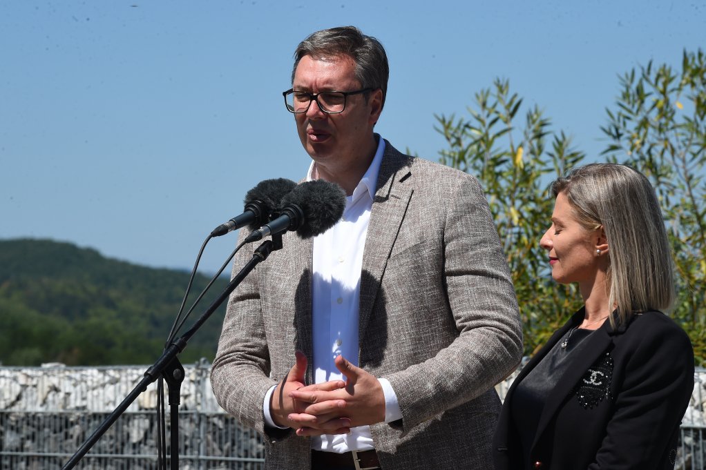 VUČIĆ BRUTALNO ODBRUSIO ŠOLAKOVIM I ĐILASOVIM MEDIJIMA: Mene ne interesuje da se lično bogatim, SAV NOVAC KOJI TROŠIMO, TROŠIMO ZA NAŠE GRAĐANE! (VIDEO)