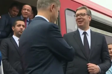 PREDSEDNIK VUČIĆ NA CEREMONIJI SPAJANJA ŽELEZNIČKOG KOLOSEKA: Ovo je drugačija Srbija! (VIDEO)