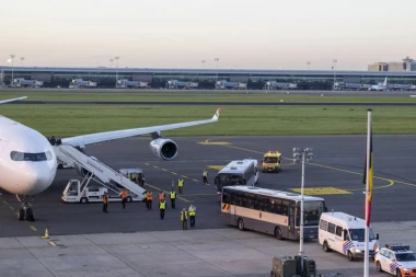 UPAO U MOTOR AVIONA I NA MESTU POGINUO! Horor na aerodromu!