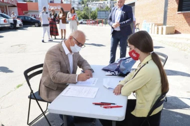 GORAN VESIĆ PRIMIO TREĆU DOZU VAKCINE: Zamenik gradonačelnika Beograda pozvao sve na imunizaciju! (FOTO/VIDEO)