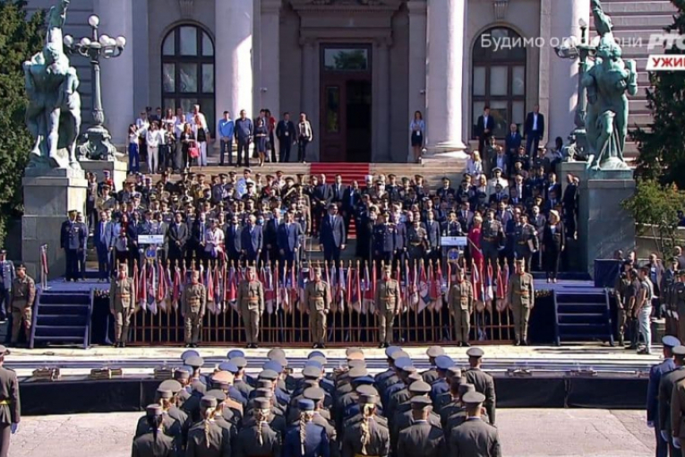 PREDSEDNIK VUČIĆ URUČIO NAGRADE MLADIM OFICIRIMA: Vojska se danas voli najviše, najboljima pištolj sa posvetom (FOTO/VIDEO)