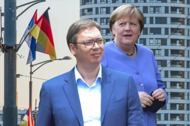 PREDSEDNIK VUČIĆ SPREMIO BAŠ ORIGINALNI POKLON ZA ANGELU MERKEL!