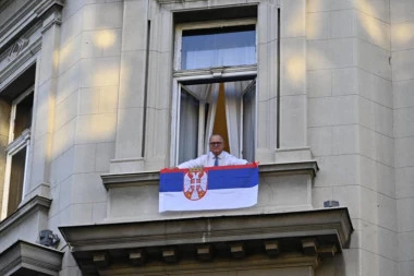 GORAN VESIĆ OKAČIO ZASTAVU SRBIJE NA PROZOR KANCELARIJE (FOTO)