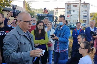 GORAN VESIĆ U POKRETNOJ KANCELARIJI KRENUO U OBILAZAK PRIGRADSKIH OPŠTINA! Progovorio i da li će se kandidovati za gradonačelnika! (FOTO/VIDEO)