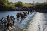 PUCA AMERIČKA GRANICA! Na desetine hiljade migranata preti da zatrpa jug SAD, dramatične scene obišle svet! (FOTO, VIDEO)