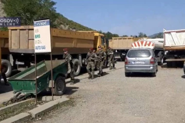 NASTAVLJA SE PROTEST NA GRANIČNOM PRELAZU: Okupljeni Srbi na Jarinju postavili još jedan šator!