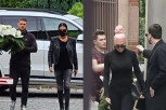 CECA RAŽNATOVIĆ I JELENA KARLEUŠA OČI U OČI NA SAHRANI MARINE TUCAKOVIĆ: Obe su zavijene u crno, pevačice se oprostile od prijateljice! (FOTO)