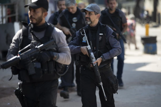 13 MRTVIH U SUKOBU POLICIJE I BANDI: Zapaljeno 20 autobusa u stravičnom TALASU NASILJA U BRAZILU