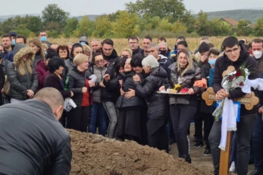 PORODICA UBIJENIH ĐOKIĆA SA POMENA UPUTILA JEZIVU PORUKU SUPRUZI GORANA DŽONIĆA! Krv se ledi u žilama!