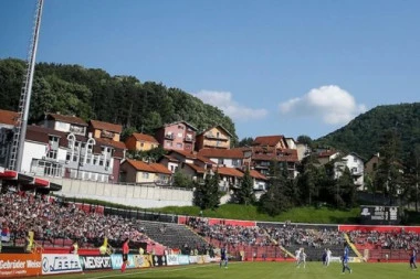 NEZAPAMĆENI SKANDAL DRMA SRPSKI FUDBAL: Pomoćnik usred UTAKMICE udario svog trenera, pa pobegao sa stadiona!