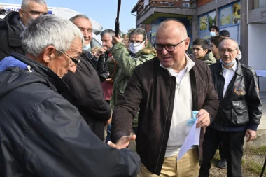 Pokretna kancelarija Gorana Vesića danas sa meštanima Mladenovca