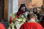 GOVOR KOJI TOPI SRCA: Emotivne reči sveštenika rasplakale sve na sahrani! (FOTO/VIDEO)