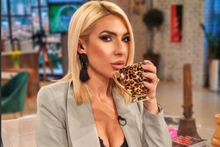 JOVANA JEREMIĆ POSLE PRIČA O RAZVODU POBEGLA KOD RODITELJA? Voditeljka sela u kola i napustila prestonicu! (FOTO)