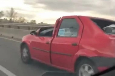 DRUŽE, KAKO SA OVIM NA DRUM!? Vozač šokirao - uništenim automobilom izašao na ulicu! (VIDEO)