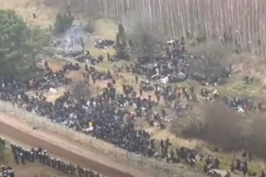 ZAKUVAVA SE! Haos na granici Poljske i Belorusije! POLJACI DIGLI CELU VAZDUHOPLOVNU DIVIZIJU NA MIGRANTE! (VIDEO/FOTO)