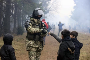 STRAVIČNO KRVOPROLICE MOGUĆE SVAKOG TRENUTKA: Svet u panici, Lukašenko izmestio PVO ka Poljskoj, ona spremila 15.000 vojnika na granici!