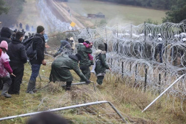 PRIVEDENO 22 IRAČANA U POLJSKOJ: Migranti PROBILI granicu, pa ZASULI policiju kamenicama!