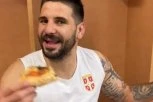 RITUAL HEROJA NACIJE: Pivo i pica RECEPT ZA USPEH! Pogledajte kako Mitrović slavi pobedu Srbije (VIDEO)