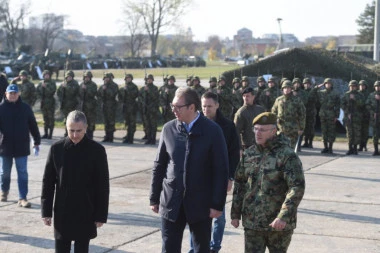 (VIDEO) PREDSEDNIK VUČIĆ PRISUSTVOVAO OBUCI JEDINICA REČNE FLOTILE: Čestitam vam praznik, uveren da ćete nastaviti da profesionalno i kvalitetno ispunjavate postavljene zadatke