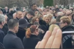 ANA BEKUTA UPUTILA POGLED KA DAŠI: Mrkina žena stajala nad večnom kućom supruga, a OVAJ trenutak je svima promakao! (VIDEO)