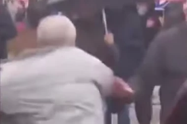 BRUTALNO IŽIVLJAVANJE DEMONSTRANATA U NIŠU! Pogledajte kako nedužni građani stradaju od ruke Ćutinih ekologa: UDRI GA U GLAVU! (VIDEO)