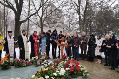 MARINKOVOM KUMU POZLILO NA POMENU: Pao na KOLENA, a onda GRCAO u suzama!