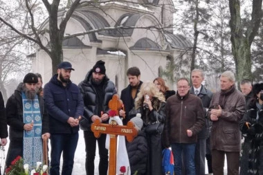 ZAVRŠENO OPELO ZA MARINKA ROKVIĆA: Udovica SLOMLJENA, podršku joj pružaju NEUTEŠNI SINOVI!