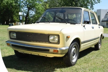 PRODAJE SE PRVI AUTOMOBIL KOJI JE MARADONA VOZIO: Žuti Fiat 128 košta kao svetog Petra kajgana!