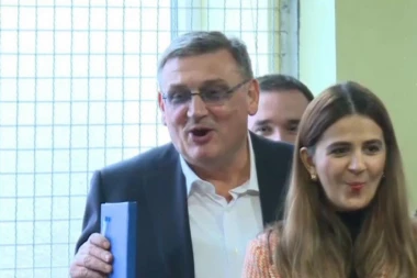 NE MOŽE SVE MOJ KABINET, POVEDI NEKOGA KO IMA PAPIR I OLOVKU! Predsednik Vučić zamerio Drobnjaku: Išao si zbog pečenjare u Čačak