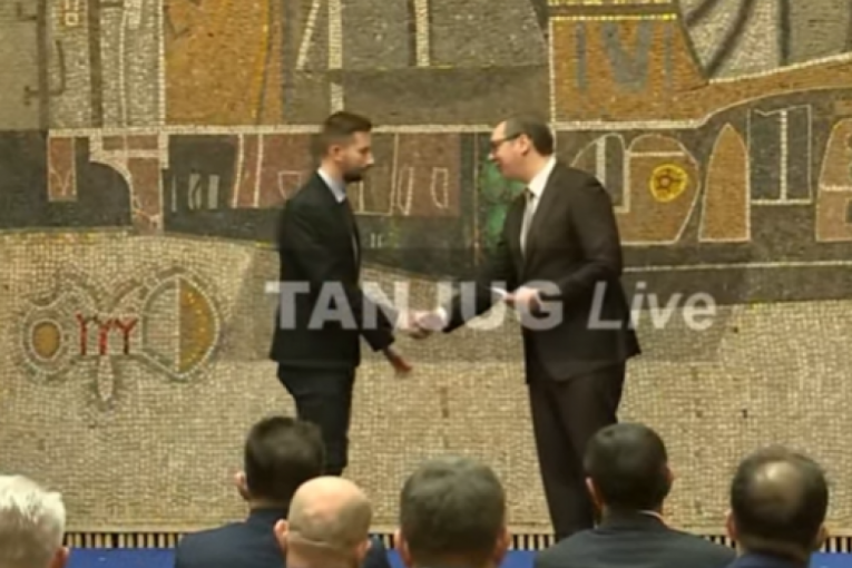 VUČIĆ URUČIO UGOVORE O ZAPOSLENJU NAJBOLJIM DIPLOMCIMA: Želim vam svu sreću i da se borite kao što ste i do sada. (VIDEO)