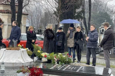 ĆERKE MERIME NJEGOMIR STIGLE NA POMEN: Gorke suze Milice i Jelene odzvanjaju grobljem! (FOTO)