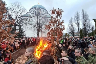 PRVO PALJENJE BADNJAKA, PA POTOM MOLITVA! Tradicionalnom obredu ispred Hrama Sv. Save prisustvuje veliki broj vernika