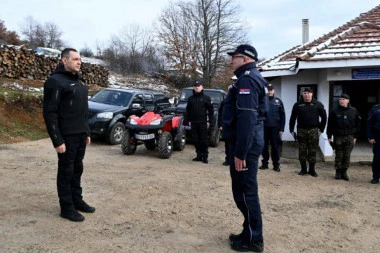 VULIN ČESTITAO BOŽIĆ: Danas mislimo na Srbe gde god da su!