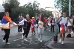 KLJUČA U MELBURNU ISTO KO U BEOGRADU! Narod na ulicama SKANDIRA, IGRA I PEVA! Kliče se NOVAKU I SRBIJI! (VIDEO)