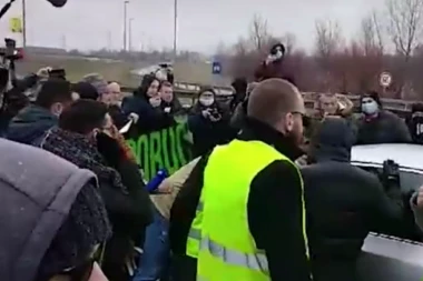 ŠAČICA ĐILASOVIH HULIGANA NAPADALA LJUDE I NA BOŽIĆ! Na lažnim ekološkim protestima u Novom Sadu i Beogradu skandalozno maltretiranje ljudi! (VIDEO)