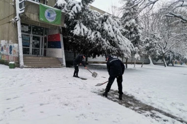 POLICAJCI SRPSKI HEROJI: Pripadnici MUP-a pomagali starijim sugrađanima zbog loših vremenskih uslova (FOTO)