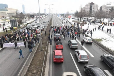 NOVO MALTRETIRANJE GRAĐANA! Ćutini "ekolozi" prevršili svaku meru, pogledajte koliko malo ljudi blokira Srbiju! (FOTO, VIDEO)