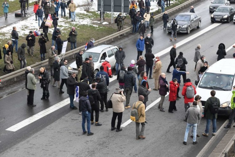 DOKLE VIŠE? MEDIJSKA MANIPULACIJA N1: Lažna slika sa "ekoloških" protesta (FOTO)